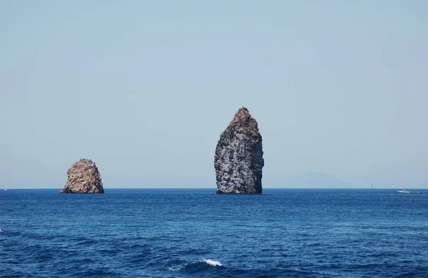  Kristal mavi su ile kıyı kayalık plajları.