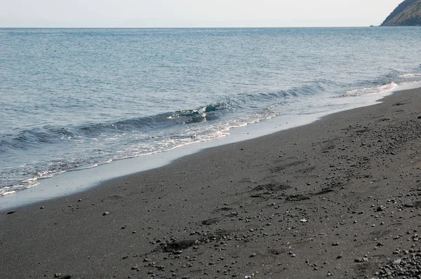 Schwarzer Sandstrand Der Küste Der Vulkaninsel Stromboli Vor Der Nordküste — Stockfoto