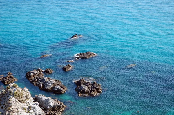 Akdeniz'in mavi suları ile kayalık kayalık kıyı şeridi.