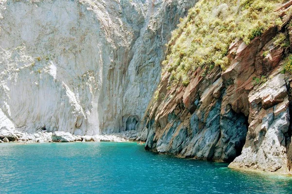 Скалистое Побережье Голубыми Водами Средиземного Моря — стоковое фото