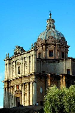 Güzel cepheleri ve kemerleri ile mimari açıdan farklı sokaklar Roma.