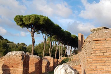 Roma Forumu ayakta ve düşmüş sütunlar ve Roma, İtalya'da duvarlarının kalıntıları ile.