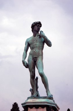 Michelangelo'nun David Floransa'sının bronz kopya heykeli, İtalya. 