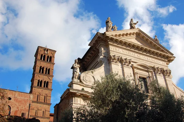 Güzel cepheleri ve kemerleri ile mimari açıdan farklı sokaklar Roma.