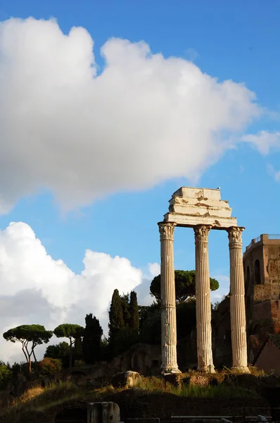  Roma Forumu ayakta ve düşmüş sütunlar ve Roma, İtalya'da duvarlarının kalıntıları ile.