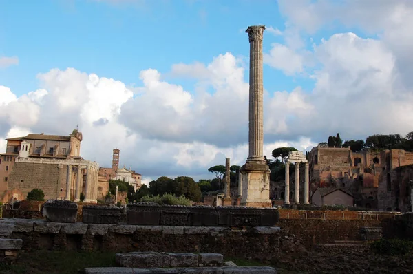  Roma Forumu ayakta ve düşmüş sütunlar ve Roma, İtalya'da duvarlarının kalıntıları ile.
