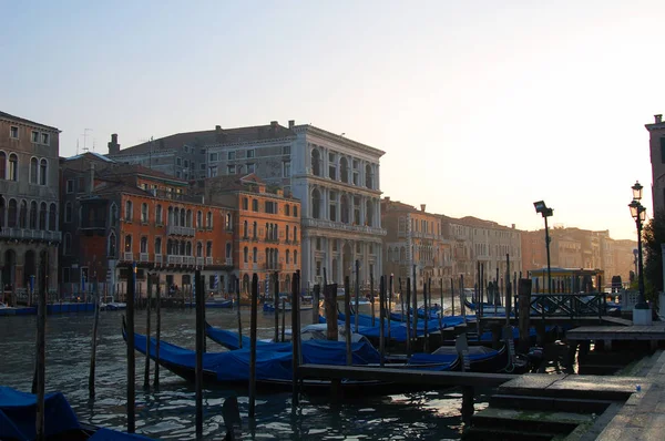 Venedik kanallarında gondollar.