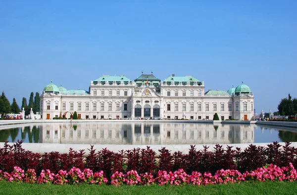 Palazzo Belvedere Con Fontana Acqua Riflettente Vienna Austria — Foto Stock