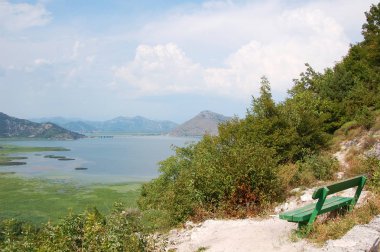 Yüksek yükselen dağlar ve Karadağ'ın en büyük milli parkı ile çevrili Skadar gölünün manzarası.