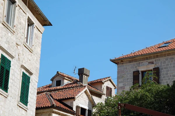 Karadağ'ın kotor sahil kasabasında eski kırmızı kiremit çatı ları.