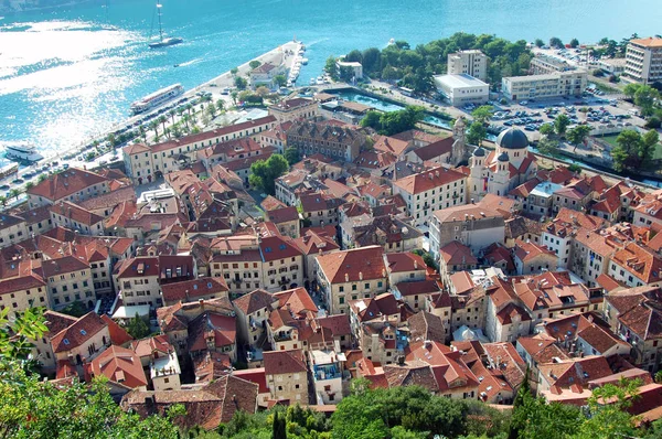 Karadağ'ın kotor sahil kasabasında eski kırmızı kiremit çatı ları.