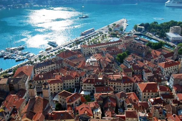 Karadağ'ın kotor sahil kasabasında eski kırmızı kiremit çatı ları.