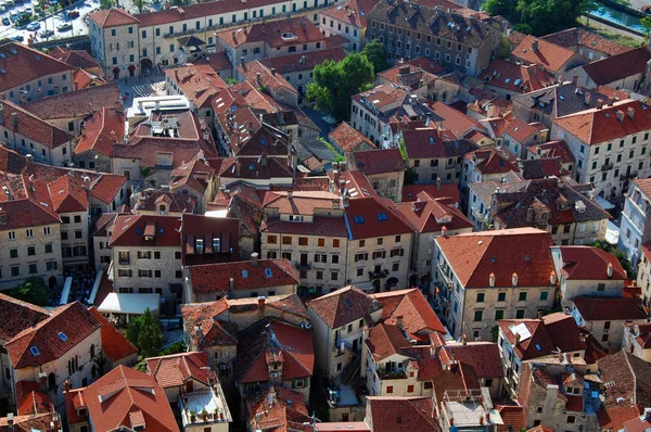 Karadağ'ın kotor sahil kasabasında eski kırmızı kiremit çatı ları.