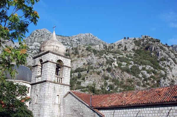 Karadağ'ın kotor sahil kasabasında eski kırmızı kiremit çatı ları.
