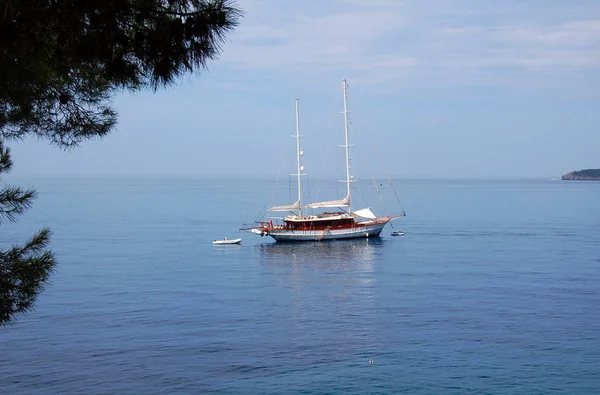 Karadağ'da Adriyatik denizinin mavi suyuna demirlemiş bir yat.