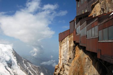Fransız Alpleri'nde karla kaplı Alp zirveleri.