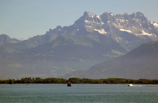 Sisli bir günde deniz ile güzel dağlar manzara Manzara görünümü.