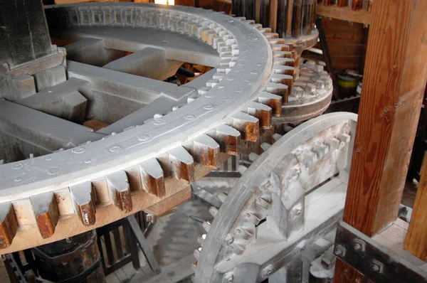 Eski moda yel değirmeni dişlilerinin yakın çekim. 