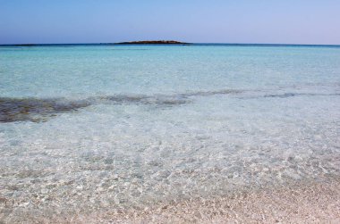 Girit körfezikristal berraklığında mavi su ile Kayalık deniz manzarası.