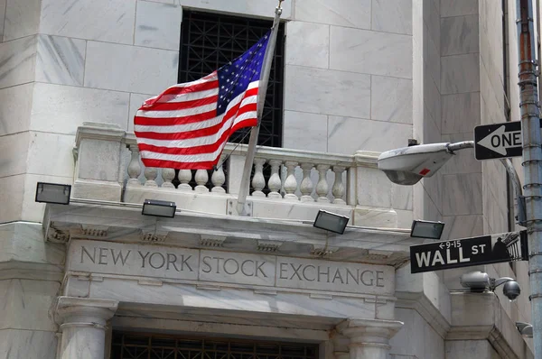 New York City, Ny - Temmuz, 15: New York Menkul Kıymetler Borsası, Amerikan bayrağı yan giriş ve Wall Street bir sokak işareti.