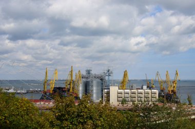 Odessa, Ukrayna 'daki deniz limanındaki tahıl asansörleri. 