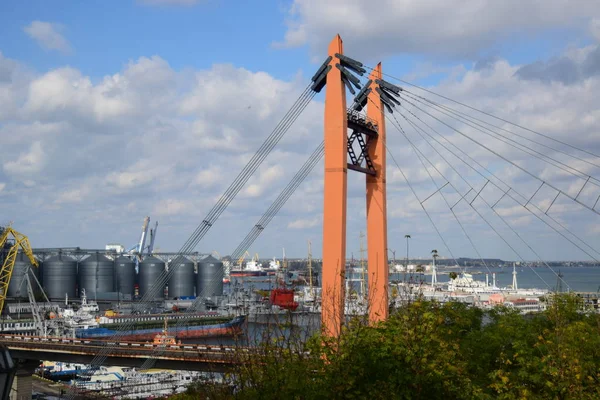 Odessa, Ukrayna 'daki deniz limanındaki tahıl asansörleri.