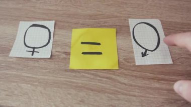 Masa cinsiyeti simgesi üzerine kağıda çizilmiş erkek ve kadın seks sembolleri pictogram tek cinsiyetli insan nesne hakları ilişkisi yavaş çekim