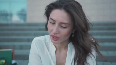 Üzüntülü genç bir kadının portresi başını kapatmayı düşünerek işini kaybetti. İşsiz insanlar. Dağılabilirsiniz. Dünyanın her yerinde işsizlik. Karantina.