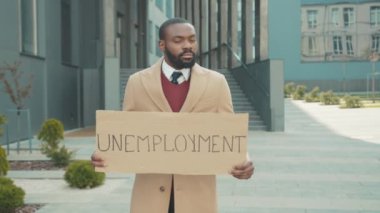 Üzgün Afrikalı Amerikalı genç adam. Üstünde 