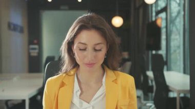 Portre güzel genç ofis kadını, virüslere karşı yüz maskesi takarak çevrimiçi öğretim videosu sunuyor. İş adamları. Sağlık Hizmetleri.