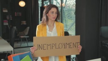 Genç üzgün kadın, elinde önemli bir iç çekiş pankartı tutarak işsizliğin şirketten ayrıldığını söyleyerek işten çıkarıldı. Küresel iş kayıpları. Finansal kriz 2020.