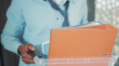 Afrika kökenli Amerikalı erkeklerin el kutusunu kapatın. Ofisinden çıkan ofis eşyalarıyla birlikte Coronavirus krizi yüzünden işten çıkarıldı. İşsiz iş bulma ekonomisi ağır çekim.