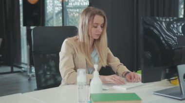 İşsizlik parası. Utangaç genç sarışın kadın işten çıkarılıyor. Kişisel ofis eşyalarıyla dolu kutuya bakıyor. Masaüstü bilgisayarının karşısında umutsuzca oturuyor..