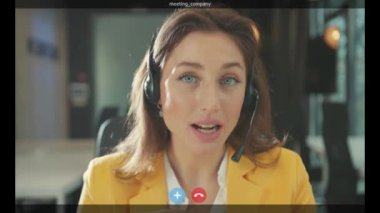 Portre Güzel Kadın Çevrimiçi Koç Skype Sanal Görüntülü Sohbet sırasında Webcam Uzaktan Toplantı Semineri Dersinde konuşuyor. İnternet yayını. E-öğrenme.