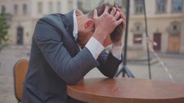 Depresyonda olan restoran sahibi genç işadamı kapalı restoranın terasında kendini mutsuz hissediyor. İşsizlik parası. Yemek endüstrisi krizi.