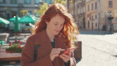 Zeki, neşeli, kızıl kız öğrenci ekranda hızlı parmak yazarak çok komik görünüyor. Animasyon için. Kullanıcı arayüzü. İnternet bağımlılığı. Dijital Göçebe.