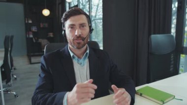 Skype üzerinden çevrimiçi görüşme. Portre Çekici Yönetici Uzaktan Sanal Buluşma Video Konferansında İş Arkadaşlarıyla Sohbet Etme.