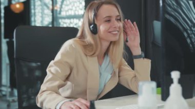 Sarışın Genç Kadın Ofis Yöneticisi Çevrimiçi Zoom Video Sohbeti 'ne katılıyor İş Ortakları Uzaktan İletişim Uzaktan Webinar Sanal Konferansı. Sosyal uzaklık. İletişim.