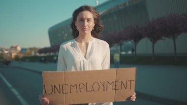 2020 Krizi. Yüz Tespit. Yüz tanıma. Küresel İşsizlik Kaybı Üzerine Reklam Yapan Güçlü Genç Bir Kadının Teknolojik Biyometrik 3D Tarama Portresi. Yüz Tanıma.