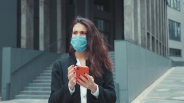 Esmer, genç bir kadın akıllı telefon uygulaması kullanarak aniden şakaklarında şiddetli bir ağrı hisseder. Portre. Sağlık hizmetleri. Virüs belirtileri.