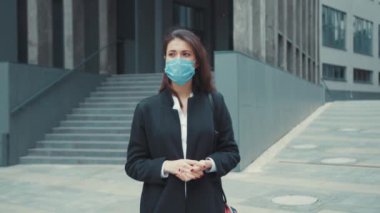 Ofisteki takım elbiseli genç bayanın zoom portresi dışarıda dikilirken baş ağrısı çekiyor şakaklara masaj yapıyor ve koronavirüs belirtileri gösteriyor. Salgın. Sağlık hizmetleri.