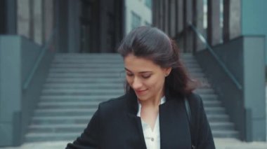 İş dünyasından çekici genç bir kadın ofisten çıkıyor. Akıllı telefonlara cevap veriyor. Açık havada bir arkadaşıyla konuşuyor. Güzel insanlar. Şehir yaşam tarzı. İletişim.