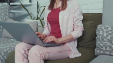 Dizüstü bilgisayarda çalışan sinirli genç bir kadın, bilgisayar sorununun iş yerinde hata yaptığı için kötü haber okumasına şaşırdı..