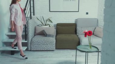 Kafkasyalı genç bir kadın aşağı kata inip rahat oturma odasına giriyor ve taşınabilir dizüstü bilgisayarla serbest proje üzerinde çalışmaya başlıyor. İç mekanlar. Daire. Huzur evi.