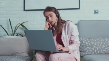 NEW YORK - 5 Mart 2020: Sıkıcı öğrenci kız internet konferansını dinlerken uyuyakalıyor. Uykulu genç bayan müşteri hizmetleri çalışanı uzak müşteri videosuyla uyanıyor..