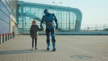 Neşeli insanımsı robot robot kız ile birlikte sokakta yürüyüp gelecekten gülümseyen yapay sanal zeka yenilikçi iletişim yüksek teknoloji yavaş çekim