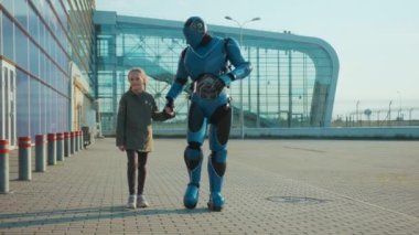 İnsanımsı robot sayborgla yürüyen bir kız sokak ortasında gülümseyen gelecekteki yapay sanal zeka yenilikçi iletişim yüksek teknoloji yavaş çekim