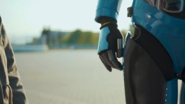 Kapalı el çocuk kız sokakta insan robot cyborg 'un elini tutuyor gelecekteki çocuk gelecekteki makine yapay sanal zeka yenilikçi iletişim yüksek teknoloji yavaş çekim