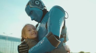 Sokakta mutlu çocuk, robot arkadaşını selamlıyor. Gelecekteki makine zekası yapay insansı bilim robotiği dijital sanal kurgu iletişimini yavaş çekimde kucaklıyor.