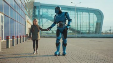 İnsanımsı robot robotla yürüyen ve gülümseyen bir çocukla konuşan bir kız, açık hava fütüristik makinesinde akrobatik bir numara gösteriyor. Yapay sanal zeka, yenilikçi iletişim, yüksek teknoloji, yavaş iletişim.